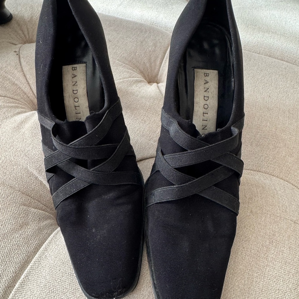 Bandolino Women's Black Crisscross Flats